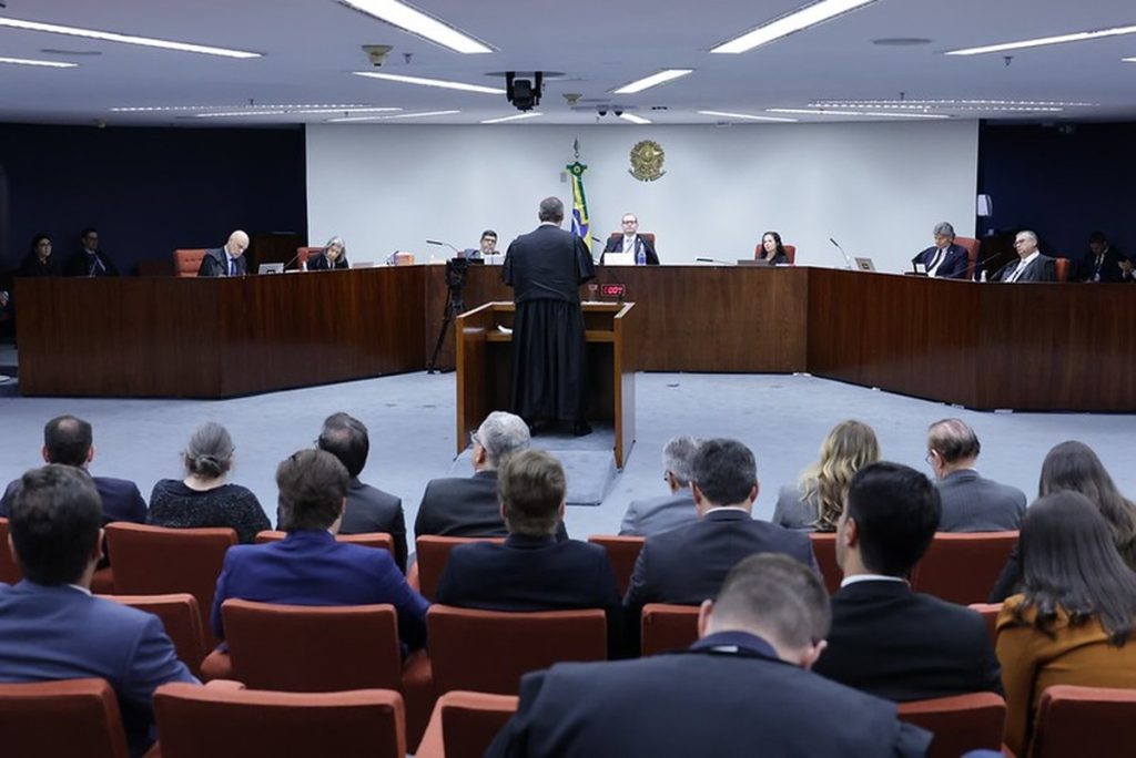 Hashtag #Bolsonarofree é ironizada pela esquerda e torna-se a mais mencionada nas redes sobre julgamento, diz relatório