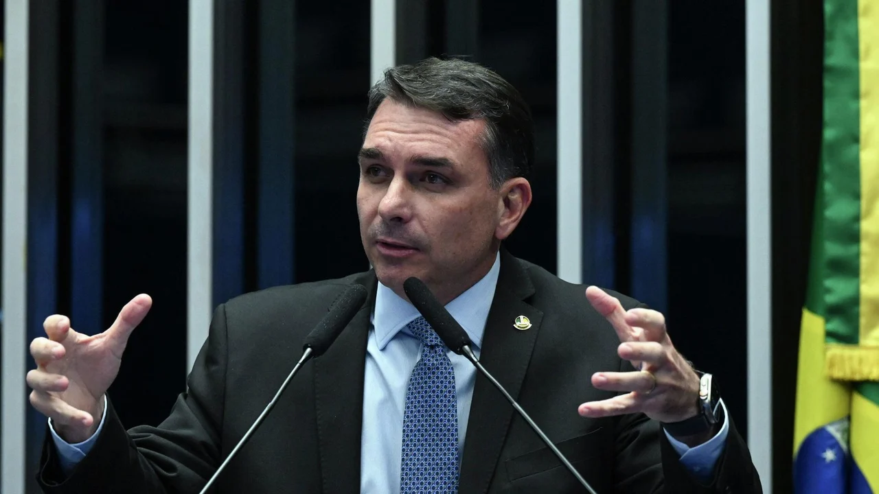 Flávio Bolsonaro escala aliados para fortalecer presença digital