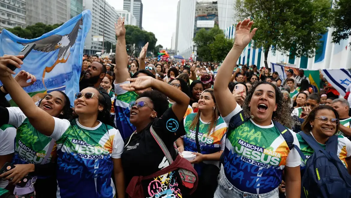 8 em cada 10 brasileiros rejeitam política dentro da igreja