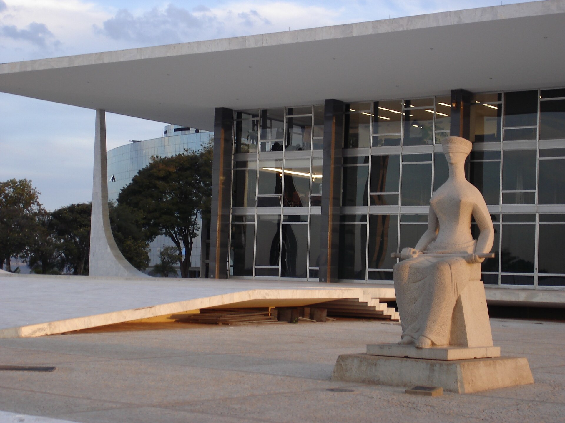A campanha no meio de uma praça de guerra