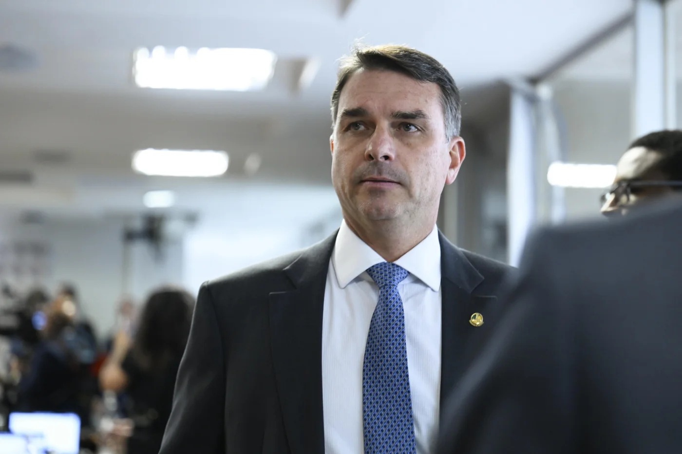 Campanha de flavio bolsonaro critica decisao de dino que restabelece posts com boato sobre padroeira do brasil
