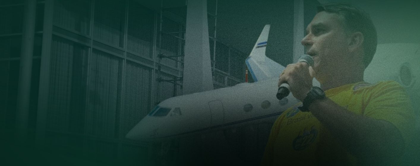 Flávio Bolsonaro diante de um jatinho